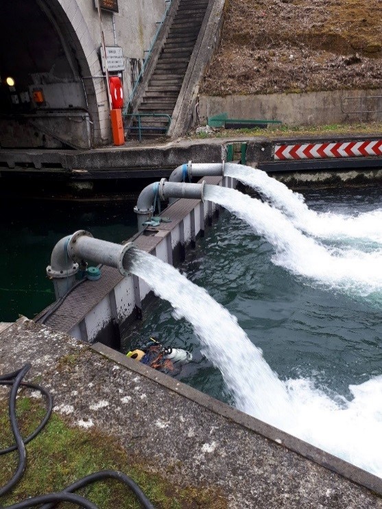 L’abaissement du niveau d’eau d’un canal long de 4350 mètres.